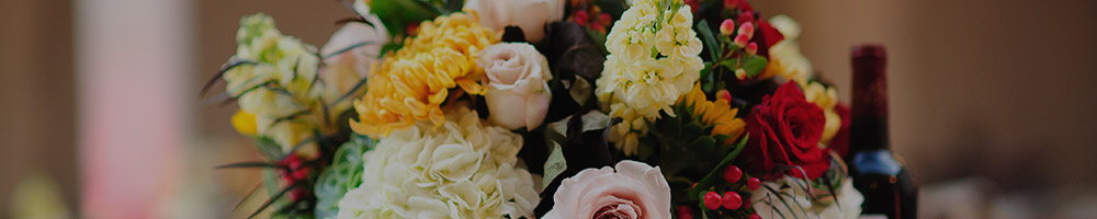 image of flowers on a reception table created by Su-V Expressions.
